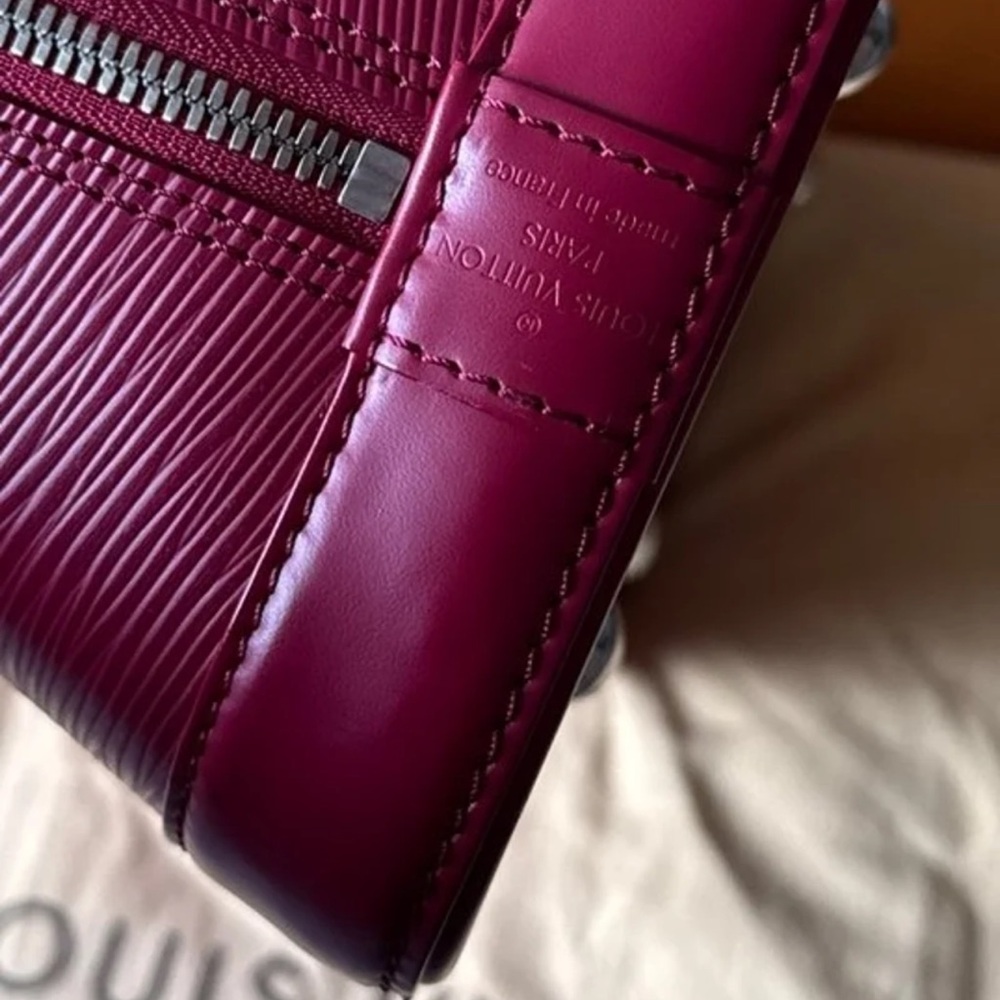 Authentic LV Alma Epi Leather Handbag MM - Picture 6 of 13